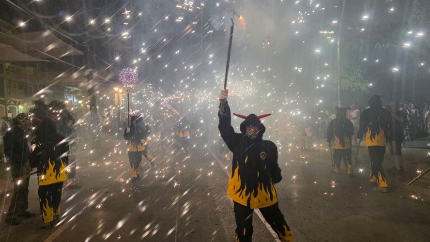 El Grau de Castelló se rinde al fuego: el estreno del Esclat de Foc deslumbra en las fiestas de Sant Pere