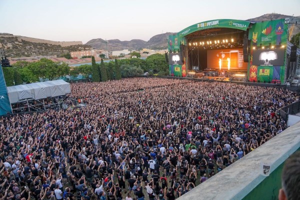 La fiesta de Iron Maiden triunfa en Cartagena con 20.000 rockeros para consolidar el Rock Imperium