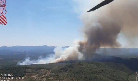 Un incendio en Soneja obliga a movilizar a trece medios aéreos y a declarar la situación 2 del PEIF