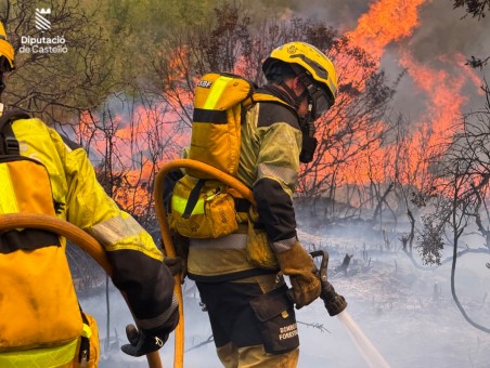 Unos 200 medios terrestres y 15 aéreos trabajan para apagar el fuego de Soneja y evitar que llegue a Espadán