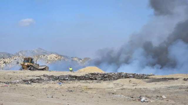 Controlado el incendio del vertedero de Xixona una semana después de que se iniciasen las llamas