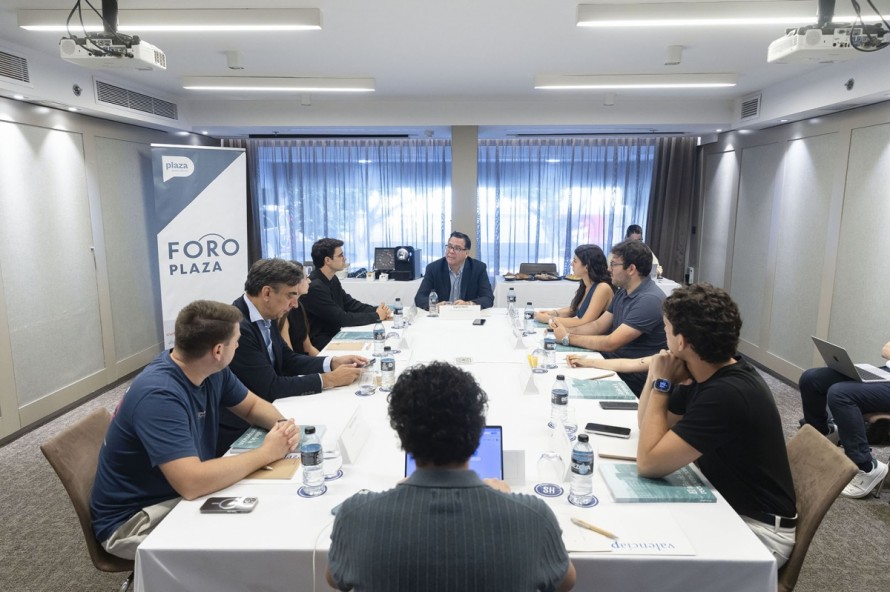 El desayuno Foro Plaza sobre jóvenes, en imágenes