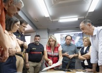 Los bomberos de Castellón coordinan a unos 300 efectivos para mantener el perímetro del incendio de Soneja
