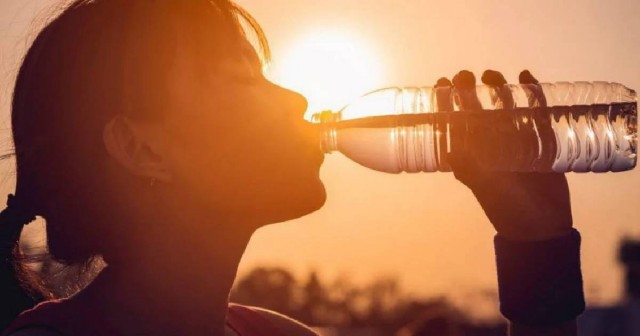 Más agua, menos alcohol y comidas ligeras: cómo sobrevivir al calor abrasador en la Región de Murcia
