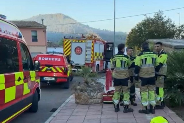 Castelló envía un relevo de bomberos municipales para colaborar en la extinción del incendio de Soneja