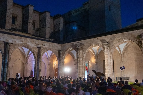 El claustro gótico del CCCC recibe al pianista Andrés Barrios y al violinista Vicente Huerta