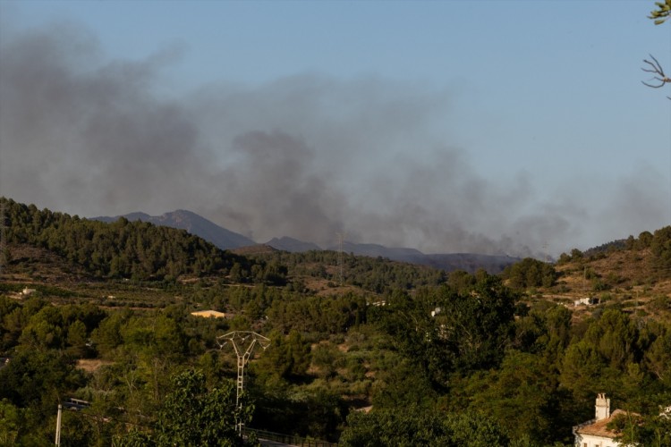 El incendio forestal de Soneja afecta a 181 hectáreas y se busca evitar conatos en las 