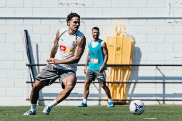 El Valencia arranca el trabajo en el césped ya con el renovado Guido en Paterna