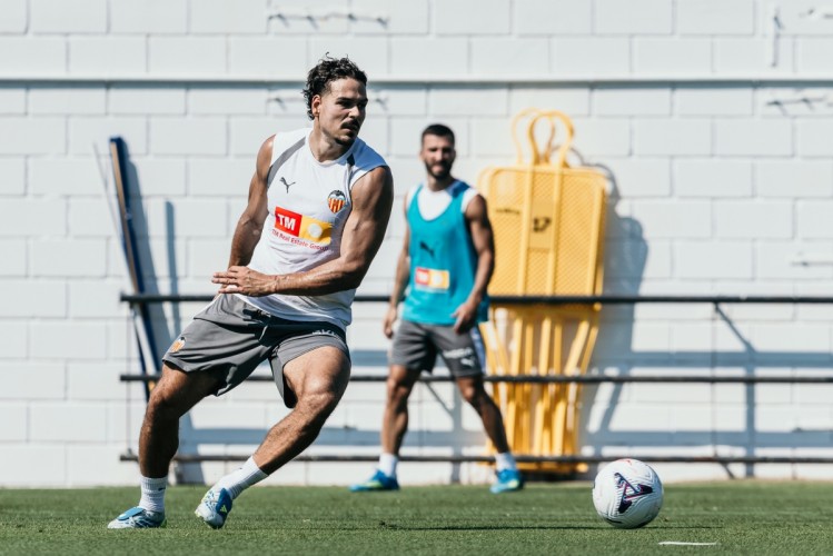 El Valencia arranca el trabajo en el césped ya con el renovado Guido en Paterna