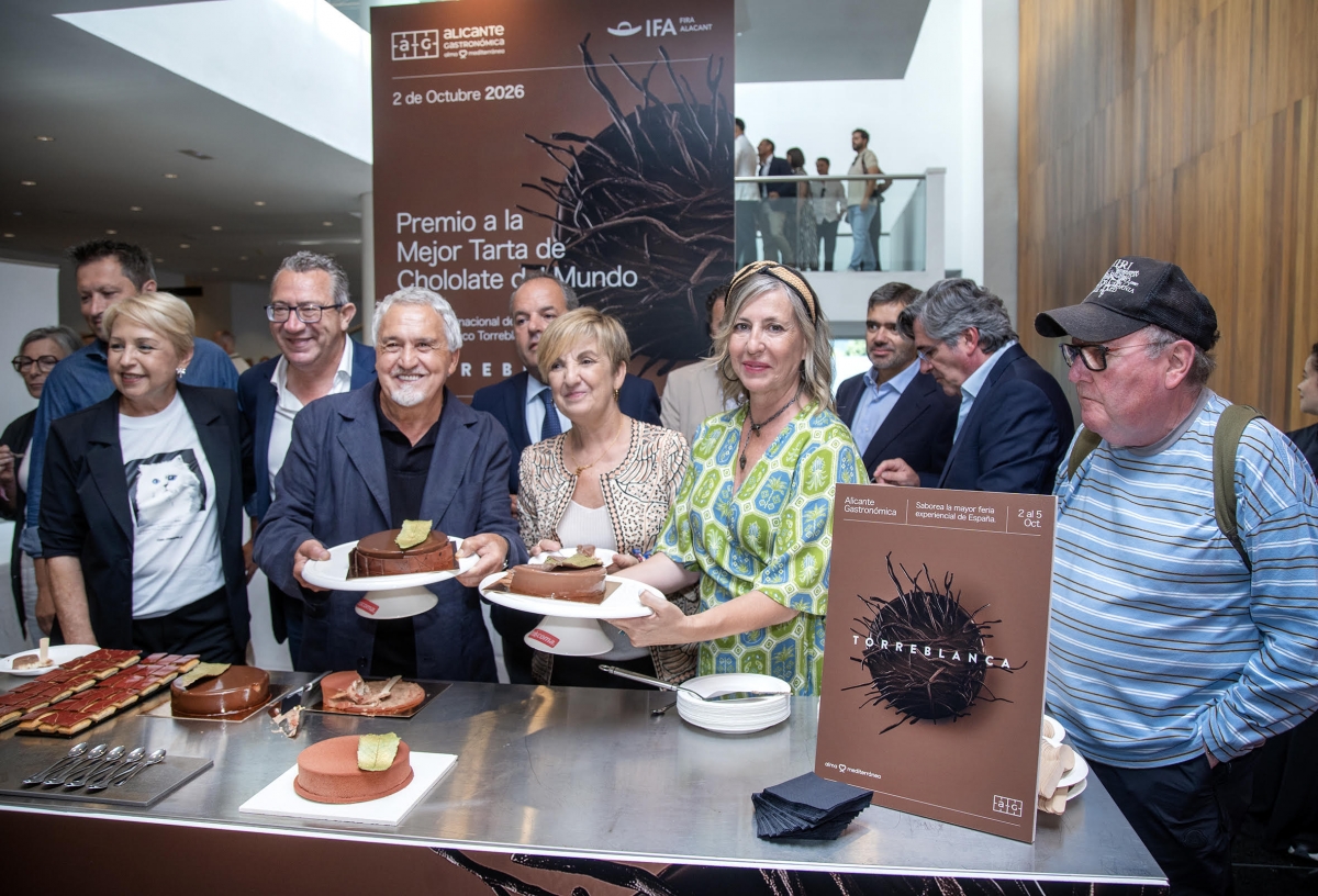 Díaz, Pérez, Torreblanca, Cano, Baño y Amor, en una degustación posterior a la presentación. - Díaz, Pérez, Torreblanca, Cano, Baño y Amor, en una degustación posterior a la presentación.