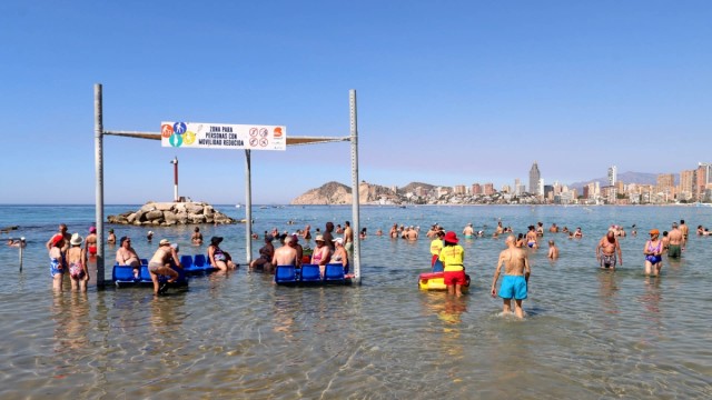 Benidorm amplía los servicios en las playas para personas con movilidad reducida