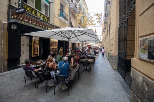 El sector servicios sigue tirando del empleo en Alicante ciudad: un 3% de parados menos en junio