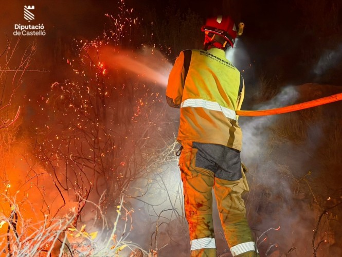 Los bomberos dan por estabilizado el incendio forestal de Soneja con 183 hectáreas afectadas
