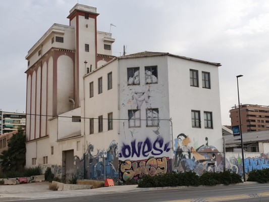 Los vecinos persisten en rescatar el edificio de Harinas Cloquell como museo etnológico de Alicante