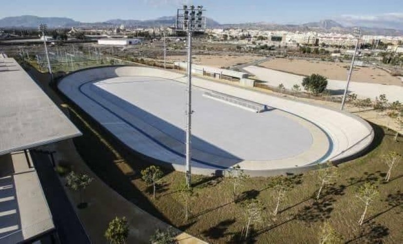 La adjudicataria del Complejo Deportivo Sur de San Vicente tiene seis meses para redactar el proyecto