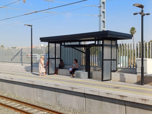 FGV instala nuevas marquesinas en la estación de metro de Paiporta para mejorar la confortabilidad