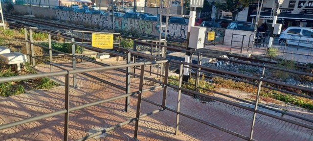 El CJC pide a la Generalitat que estudie regularizar el histórico paso peatonal del metro de l'Eliana