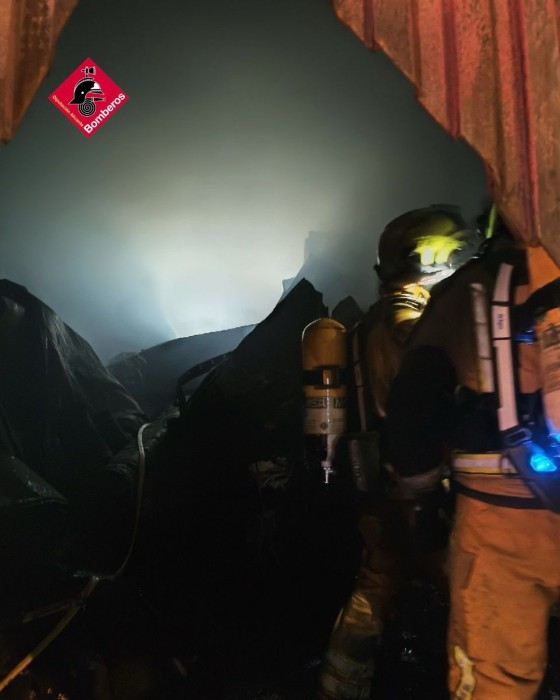 Un incendio provoca la caída del techo de una nave industrial cárnica en Santa Pola