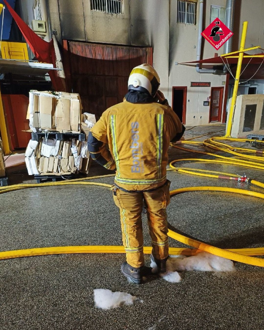 Un incendio provoca la caída del techo de una nave industrial cárnica en Santa Pola. - Foto: Consorcio Provincial de Bomberos de Alicante Un incendio provoca la caída del techo de una nave industrial cárnica en Santa Pola.