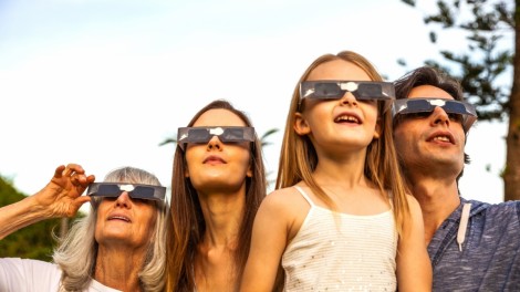 València regala gafas homologadas para disfrutar del eclipse con total seguridad