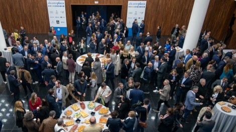 'Alicante Plaza' celebra diez años de información con un acto conmemorativo y una revista especial