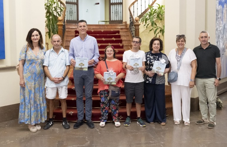 Diputación celebra 25 años del centro Síndrome de Down Castellón con la impresión de un libro