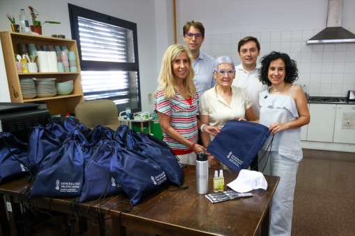La Generalitat reparte 2.100 lotes con artículos básicos para proteger a las personas sin hogar en la ola de calor