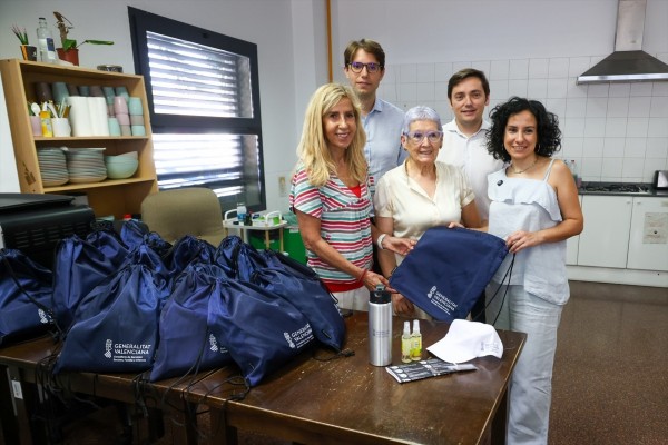 La Generalitat reparte 2.100 lotes con artículos básicos para proteger a las personas sin hogar en la ola de calor