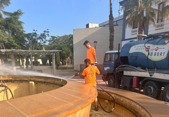 Alquerías del Niño Perdido limpia por primera vez en casi una década la fuente de la plaza
Mayor