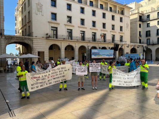 El PP de Alicante desbloquea pagos por la contrata de jardines entre protestas de la plantilla de Anilia