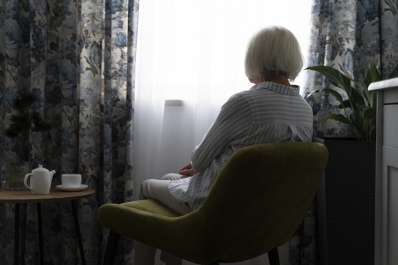 La soledad presiona la atención primaria: los mayores con soledad crónica acuden un 39% más al médico 