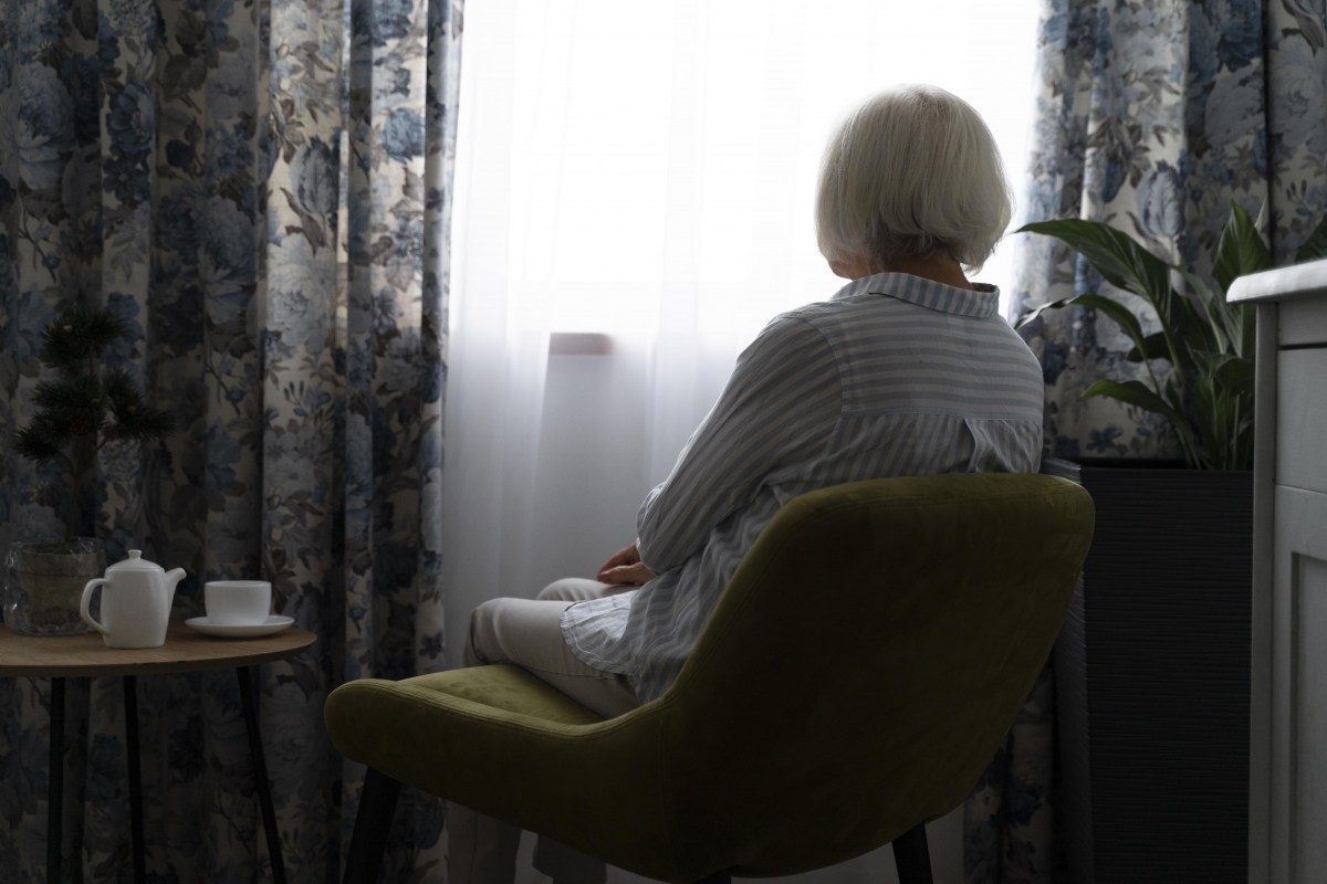 La soledad presiona la atención primaria: los mayores con soledad crónica acuden un 39% más al médico 