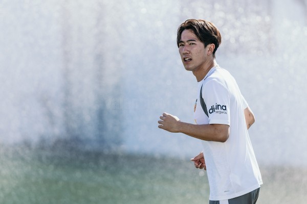 Sato se ejercita en solitario en su primer día como valencianista