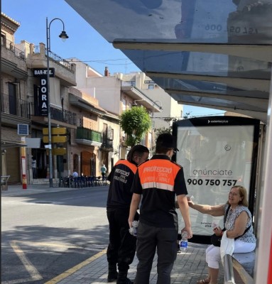 Voluntarios a pie de calle contra la ola de calor en La Pobla de Farnals