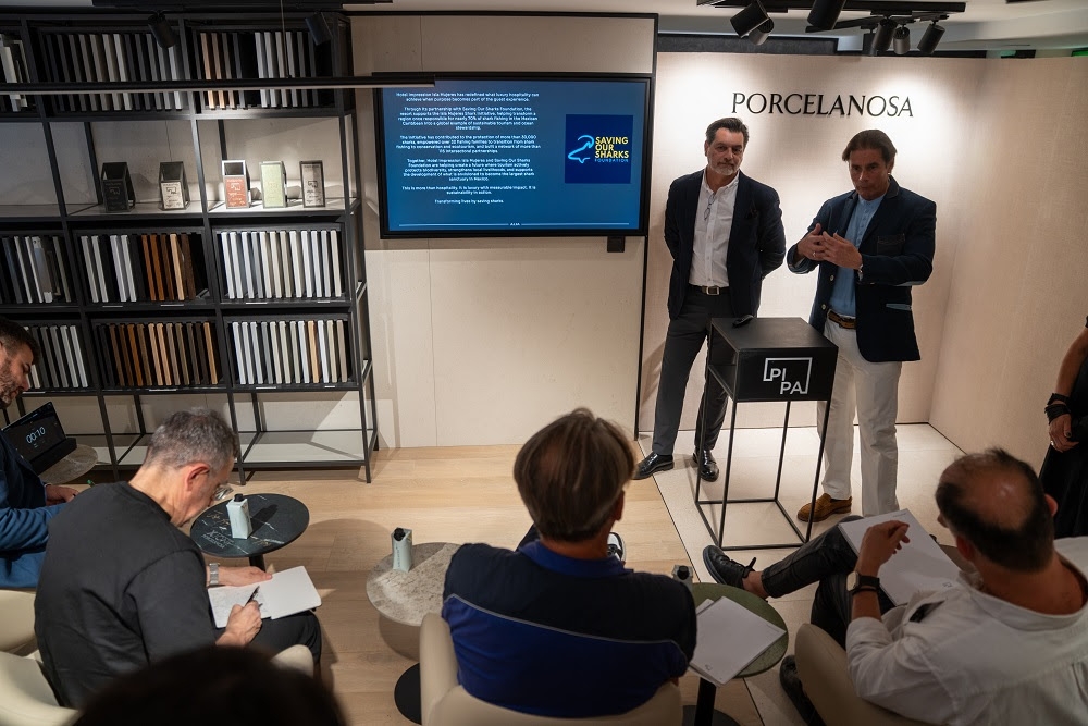 Un equipo finalista presenta su proyecto ante el jurado en el showroom de Porcelanosa en Estocolmo.