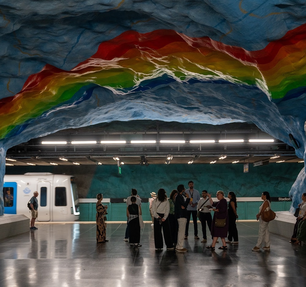 Participantes de PIPA 2026 realizan una visita guiada por el metro de Estocolmo.