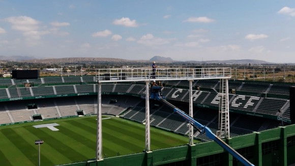 El Elche CF tira por la calle de en medio y sustituye la iluminación artificial del Martínez Valero