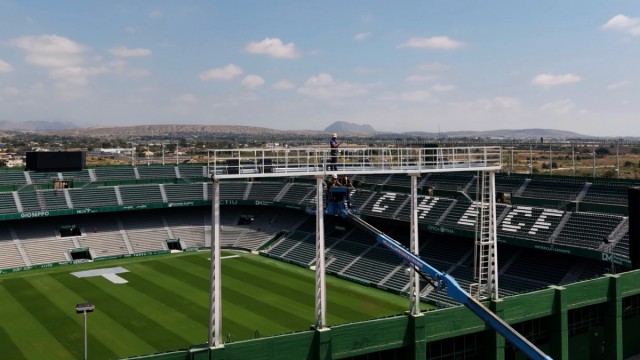 El Elche CF tira por la calle de en medio y sustituye la iluminación artificial del Martínez Valero