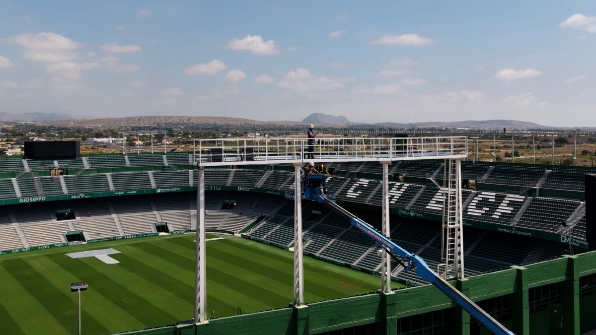 El Elche CF tira por la calle de en medio y sustituye la iluminación artificial del Martínez Valero
