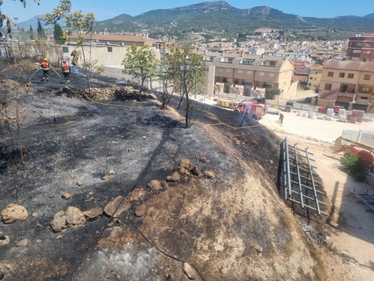 Susto en Alcoy con un incendio de matorrales en plena alerta roja por altas temperaturas