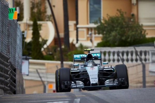 Los Mercedes buscan recuperar el control en Mónaco