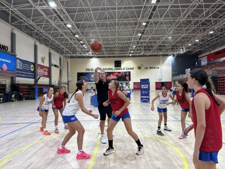 El asistente de los Sixers Bryan Gates participa en el campus de la NBA de La Nucía