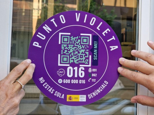 Cruz Roja promueve un verano seguro para jóvenes con campañas de salud sexual y puntos violetas