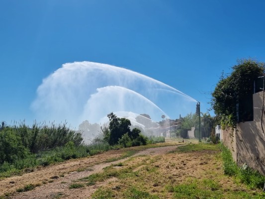 Riba-roja pone en marcha los 20 cañones de agua en el Parc Fluvial para proteger a las urbanizaciones