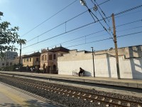 El calor desata las quejas de los usuarios por la falta de sombra en la estación de Metrovalencia de Picanya