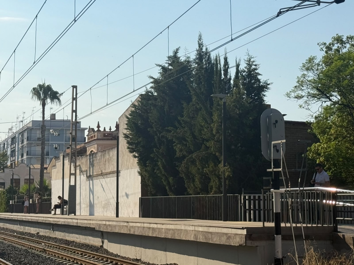 Una usuaria espera en la estación de Metrovalencia de Picanya. - Foto: VP Una usuaria espera en la estación de Metrovalencia de Picanya.