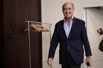 Camps exhibe una nueva encuesta e insiste en que se convoque un congreso del PPCV: 