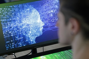 Las relaciones románticas con la inteligencia artificial evolucionan de forma similar a las humanas