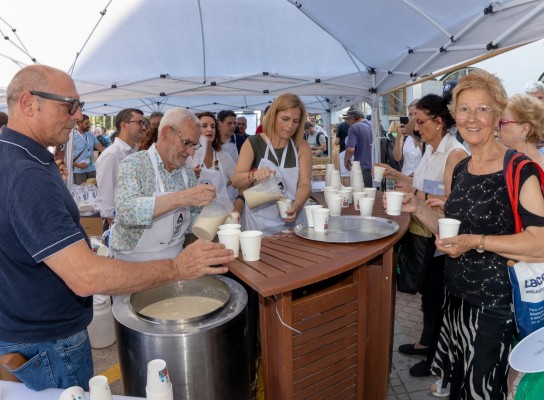 Alboraya reparte miles de vasos de horchata artesana y fartons en su día grande