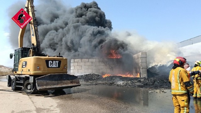 Un incendio afecta a la planta de reciclaje de Villena y moviliza a diez bomberos